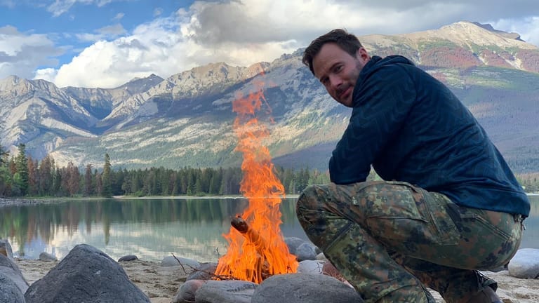 Ex-Soldat und Youtuber Ottogerd Karasch vor einem Lagerfeuer in Kanada: Im Gespräch mit t-online kündigt der "7 vs. Wild"-Teilnehmer neue Projekte an.