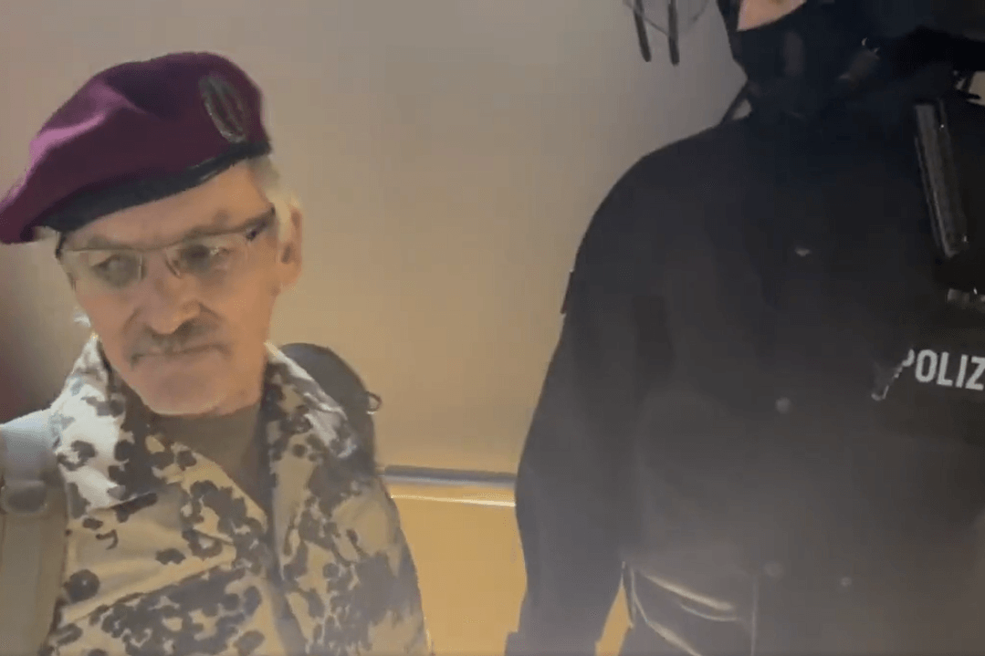 Maximilian Eder: Der frühere Oberst, hier in Uniform am Rande einer Kundgebung, soll einer der Köpfe in der mutmaßlichen Terrorgruppe sein.