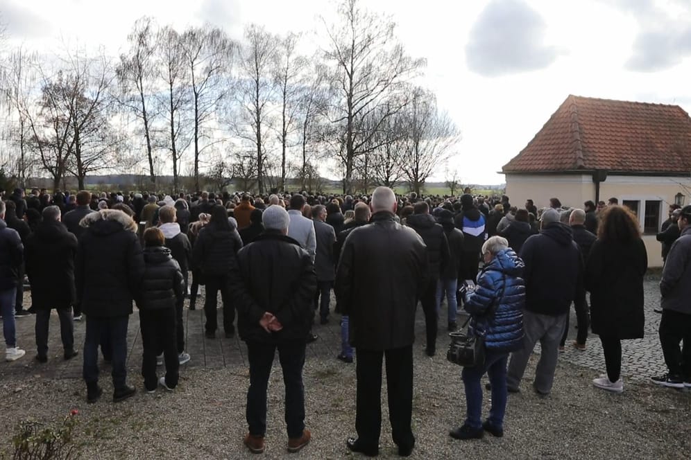 Hunderte Menschen trauern in Illerkirchberg um das getötete Mädchen.
