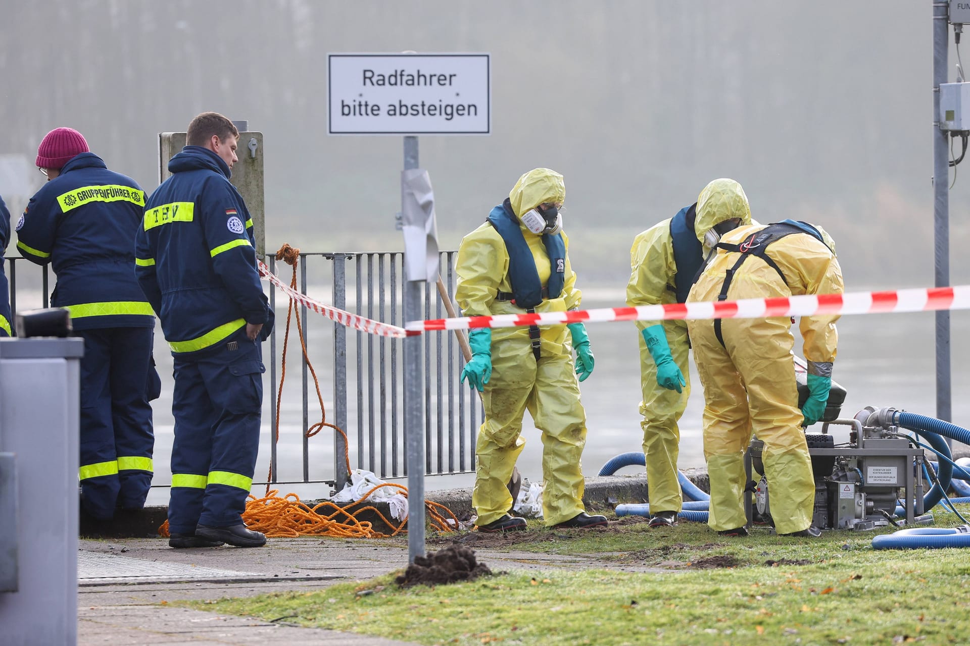 Einsatzkräfte in Schutzanzügen vor Ort: Für Heiligabend gab es eine Sonderregelung.