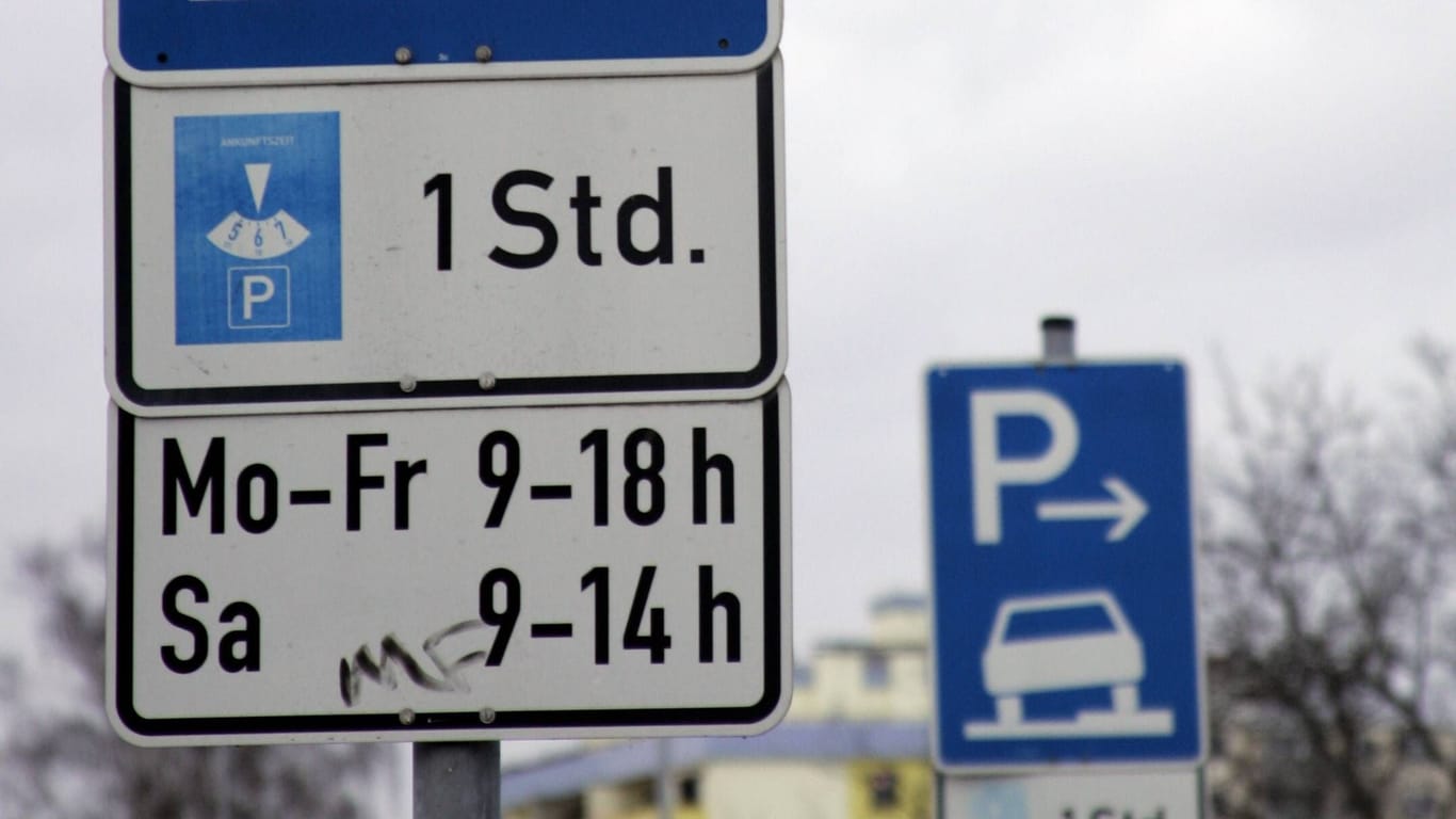 Das Verkehrszeichen 315: Nur wo dieses Schild steht, dürfen Autofahrer ihr Fahrzeug auf dem Gehweg abstellen.