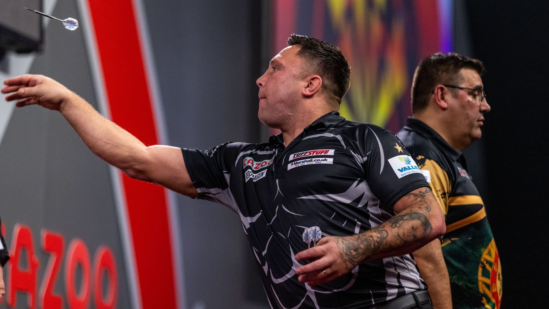 Gerwyn Price (l.) in Aktion bei der Darts-WM: Er besiegte Jose de Sousa (r.)