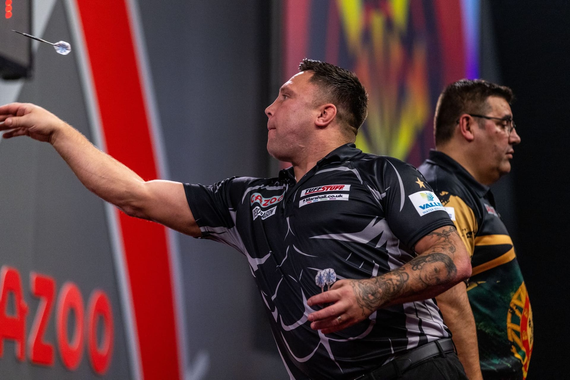 Gerwyn Price (l.) in Aktion bei der Darts-WM: Er besiegte Jose de Sousa (r.)