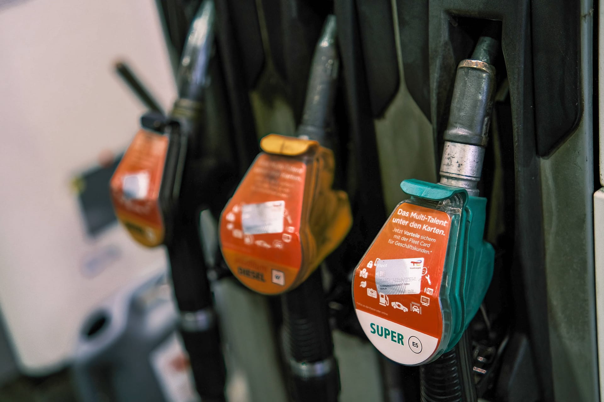 Tankstelle (Symbolbild): In Bonn konnte ein gesuchter, mutmaßlicher Tankbetrüger identifiziert werden.