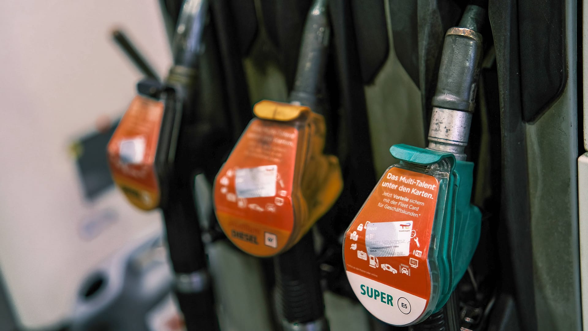 Tankstelle (Symbolbild): In Bonn konnte ein gesuchter, mutmaßlicher Tankbetrüger identifiziert werden.