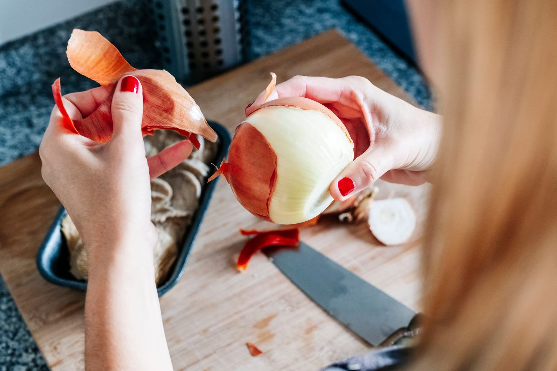 Zwiebeln schälen: Die Haut sollte vor dem Kochen oder Braten entfernt werden.