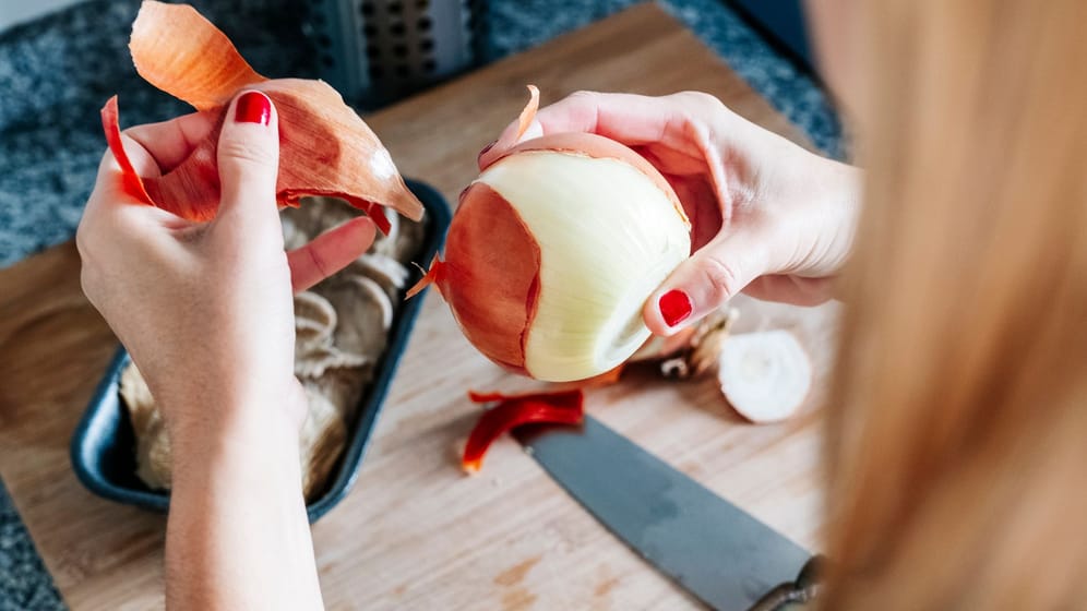 Zwiebeln schälen: Die Haut sollte vor dem Kochen oder Braten entfernt werden.