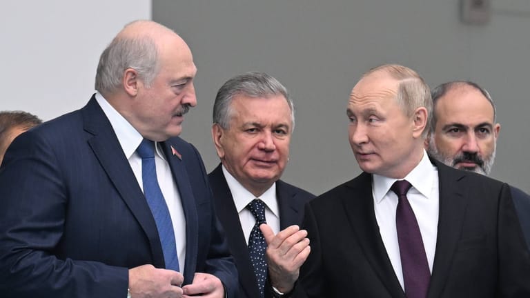 Lukaschenko und Putin in Kasachstan (Archiv): Belarus ist wirtschaftlich von Russland abhängig.