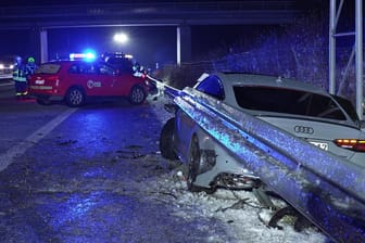 Nach dem Unfall steht ein Audi hinter der Leitplanke: Eine Spiegelglatte Autobahn sorgte für einen Großeinsatz der Rettungskräfte.