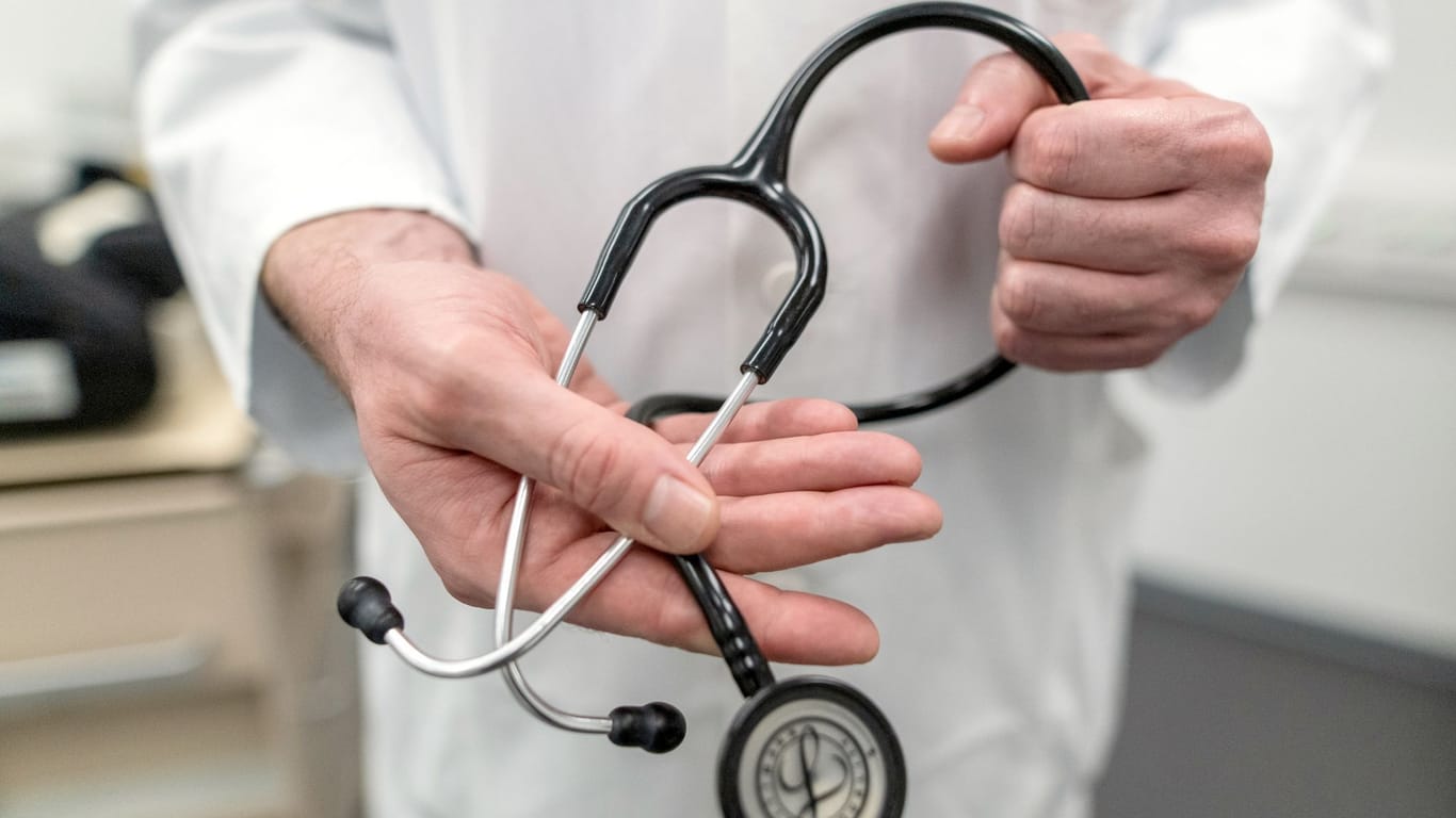 Ein Arzt hält ein Stethoskop (Symbolbild): Der erste Fall wurde im Oktober bekannt.