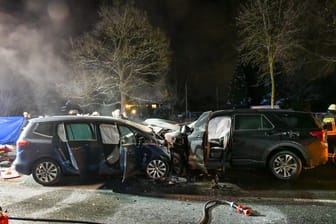 Die beiden verunfallten Fahrzeuge: Eine weitere Person wurde bei dem Zusammenstoß schwer verletzt.