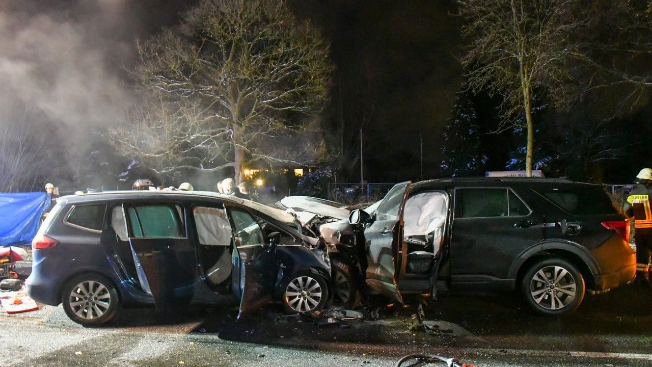 Die beiden verunfallten Fahrzeuge: Eine weitere Person wurde bei dem Zusammenstoß schwer verletzt. Die beiden verunfallten Fahrzeuge: Eine weitere Person wurde bei dem Zusammenstoß schwer verletzt.