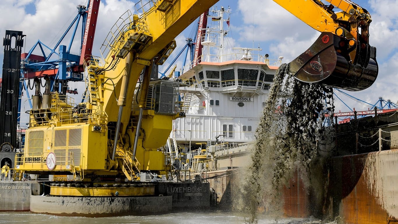 Ein Bagger holt bei Arbeiten zur Elbvertiefung Schlick aus einem Hafenbecken (Archivbild): Wo und wie soll dieser zukünftig abgelagert werden?