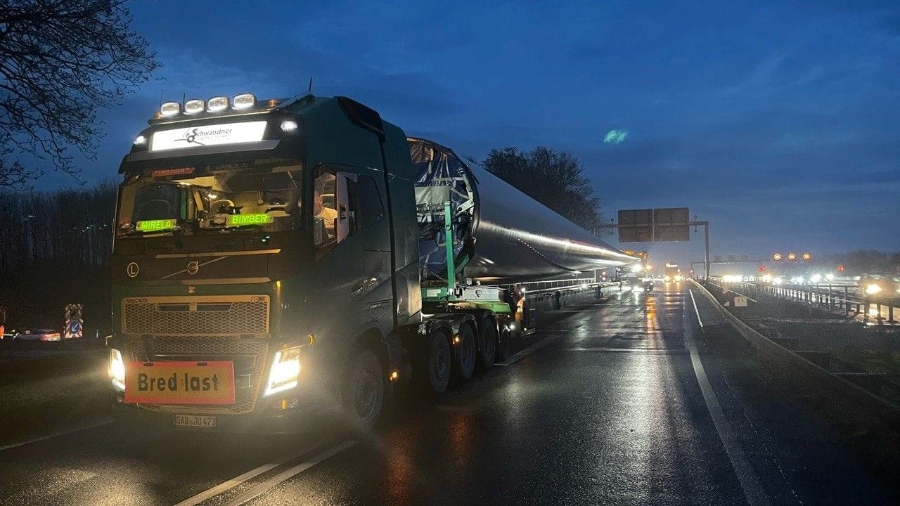 Nichts ging mehr: Der Schwertransport samt Flügel kam nicht um die Kurve.