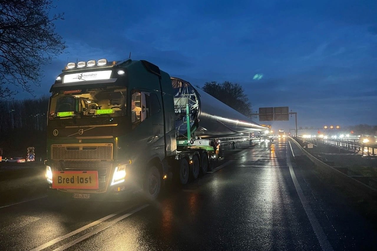 Nichts ging mehr: Der Schwertransport samt Flügel kam nicht um die Kurve.