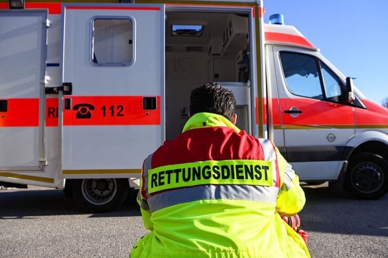 Ein Mann sitzt vor einem Rettungswagen (Symbolfoto): In ganz Niedersachsen kam es zu zahlreichen Unfällen.