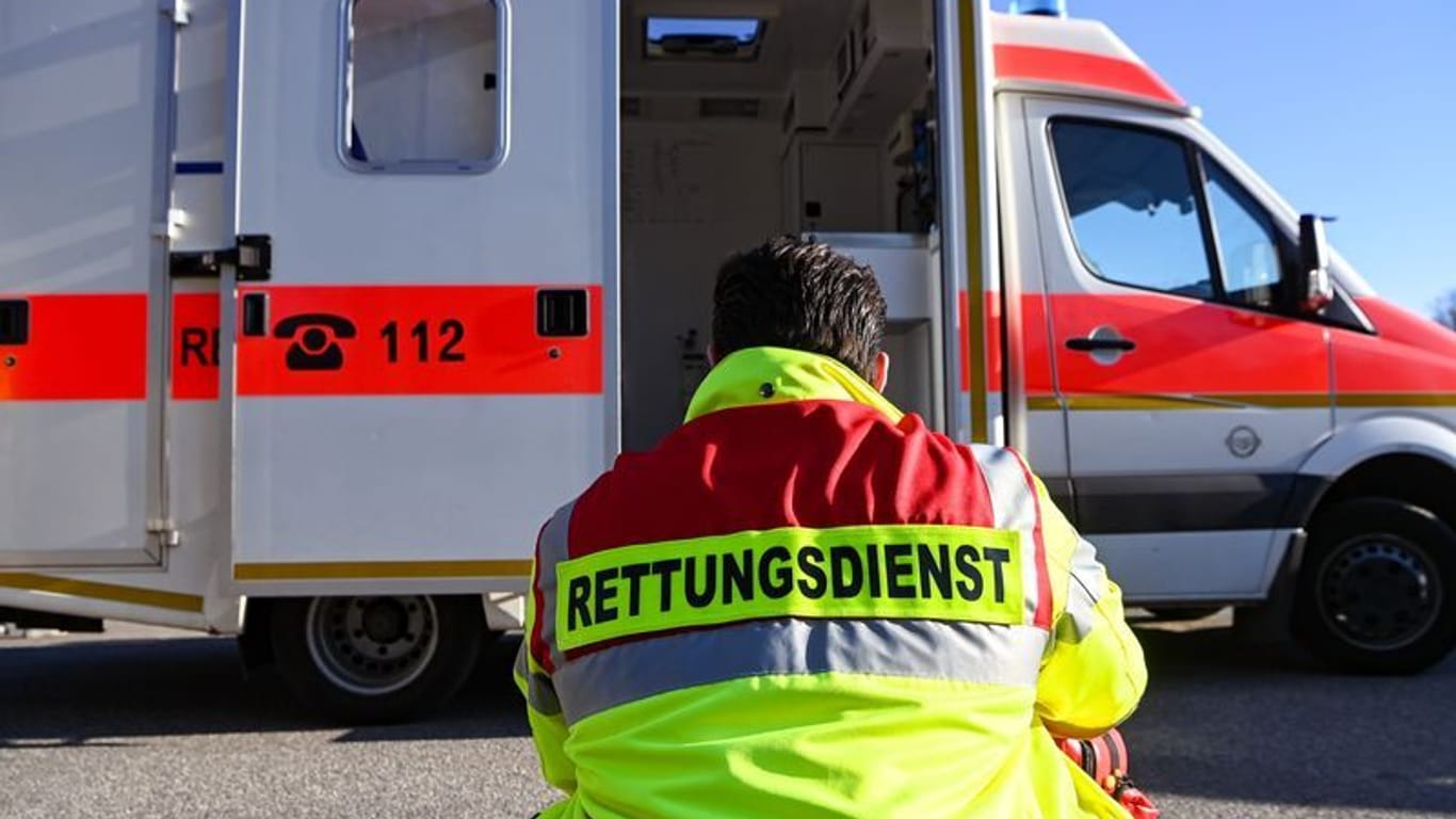 Ein Mann sitzt vor einem Rettungswagen (Symbolfoto): In ganz Niedersachsen kam es zu zahlreichen Unfällen.