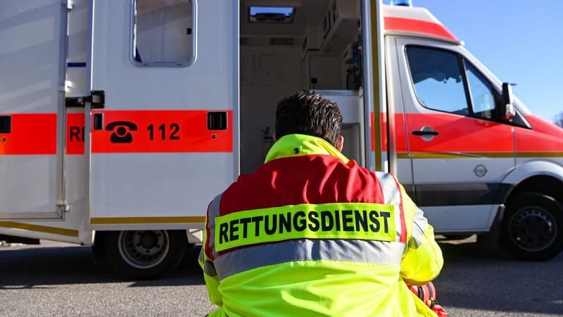 Ein Mann sitzt vor einem Rettungswagen (Symbolfoto): In ganz Niedersachsen kam es zu zahlreichen Unfällen.