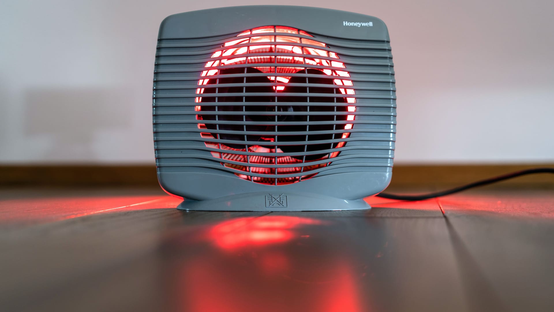 Mit elektrischen Heizern lassen sich Wasserleitungen schonend entfrosten. (Symbolfoto)