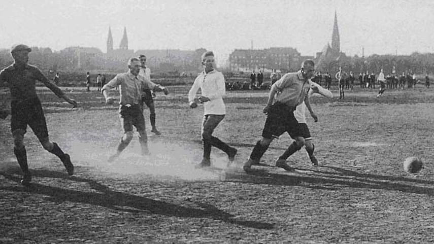 Ein Meisterschaftsspiel des BVB auf der „Weißen Wiese“ - im Hintergrund sind die Dreifaltigkeitskirche und die Lutherkirche in der Flurstraße zu erkennen.