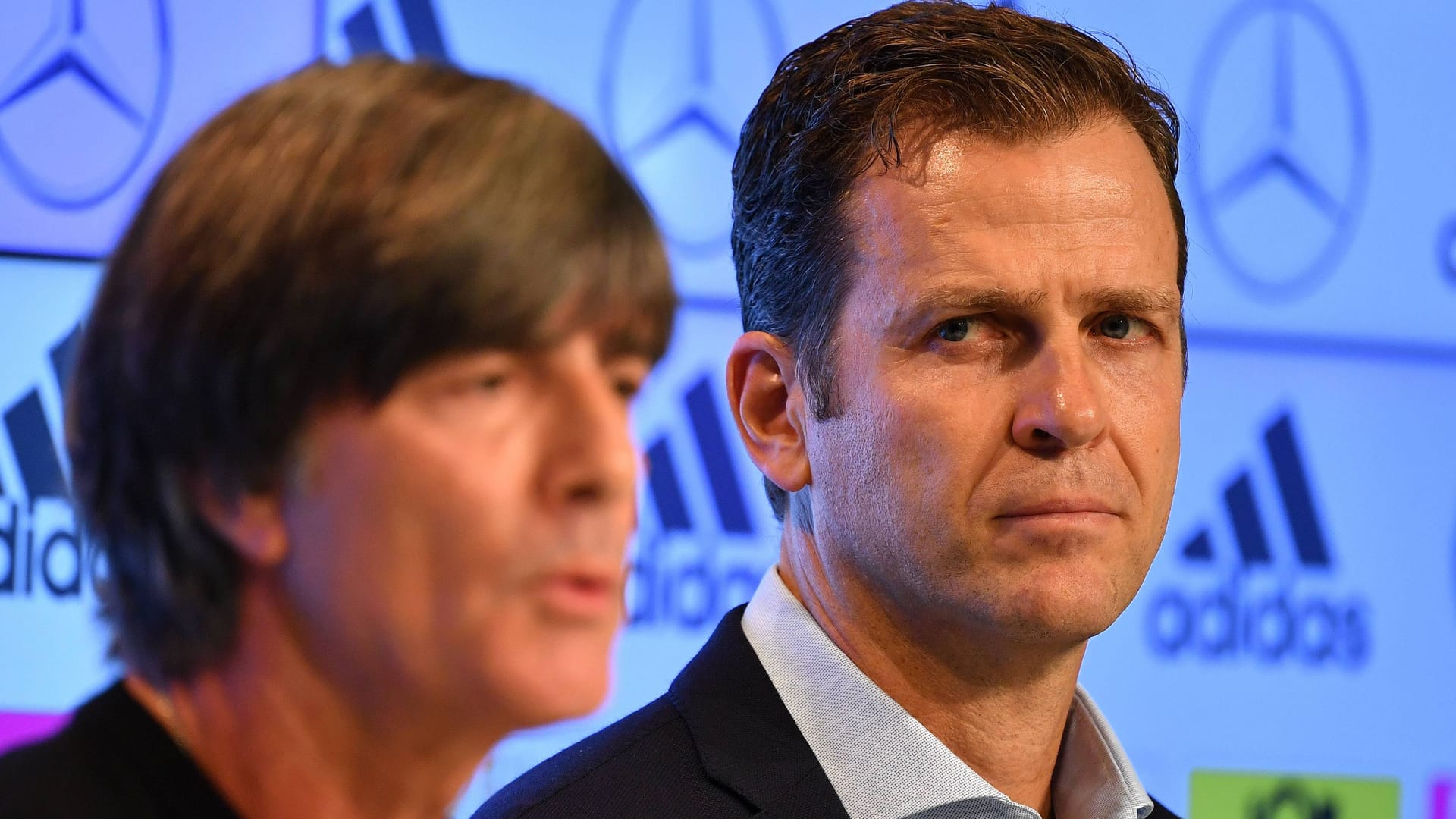 Oliver Bierhoff (r.) nach dem WM-Aus 2018 neben dem damaligen Bundestrainer Joachim Löw.