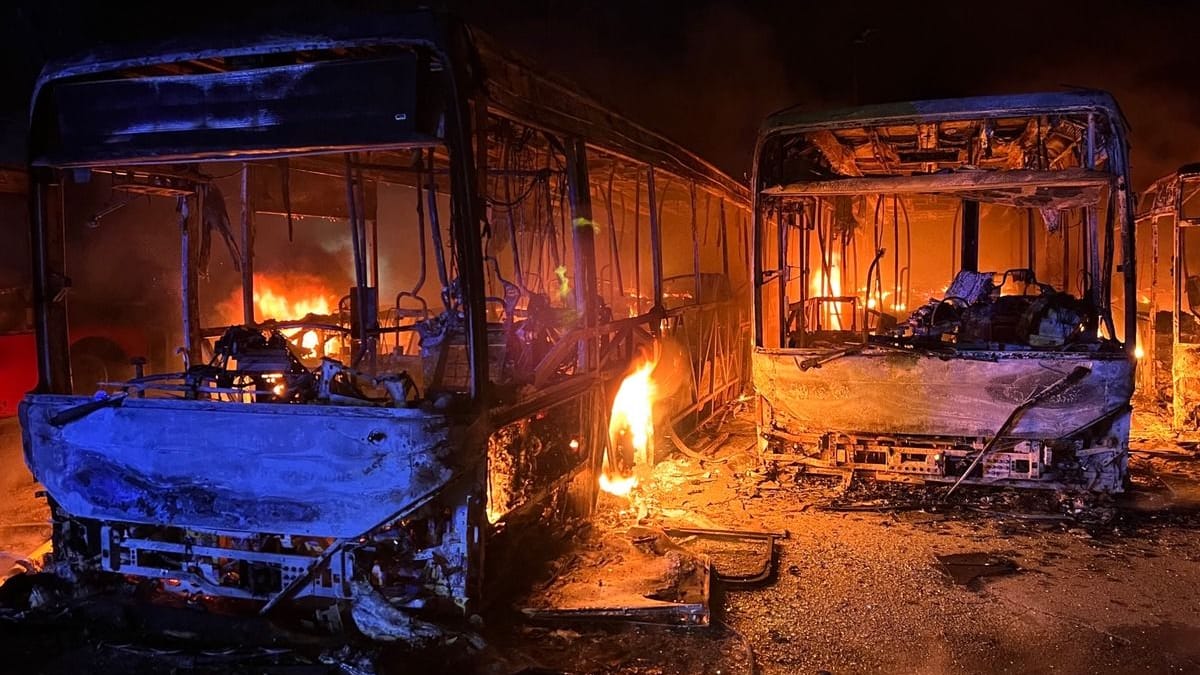 Letzte Flammen züngeln an den Bussen empor: Die Polizei beziffert den Schaden auf rund 1,3 Millionen Euro.