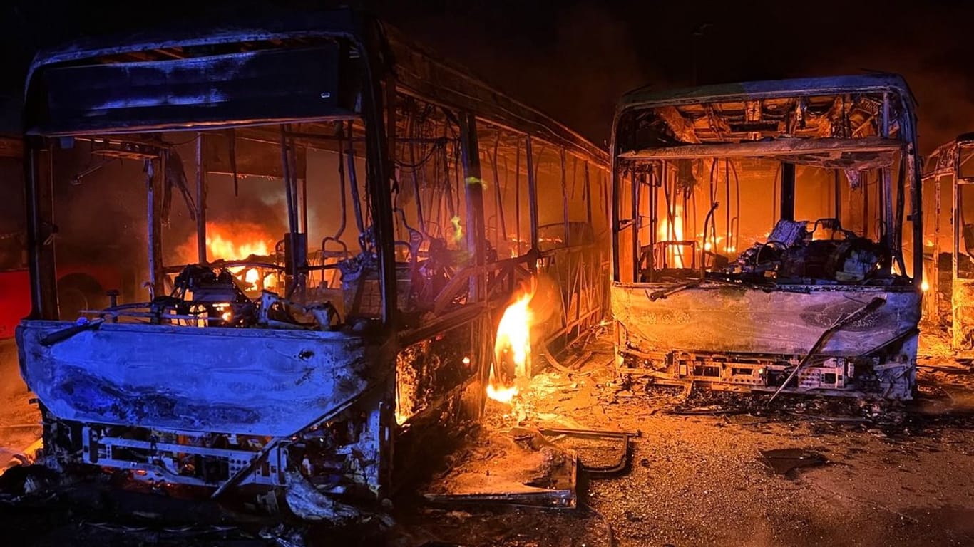 Letzte Flammen züngeln an den Bussen empor: Die Polizei beziffert den Schaden auf rund 1,3 Millionen Euro.