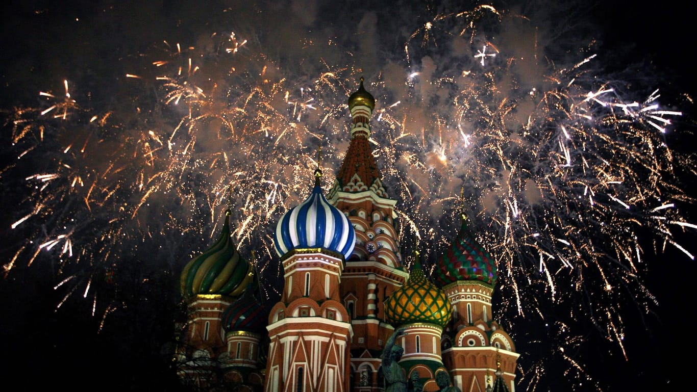 Feuerwerk über dem Roten Platz in Moskau: Zahlreichen internationalen Politiker wünscht Wladimir Putin ein frohes neues Jahr.
