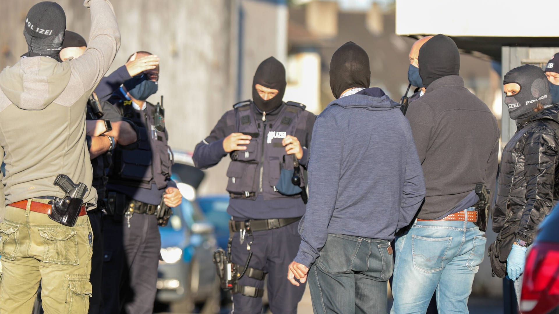 Aktion gegen Clankriminalität (Archivbild): Ermittler haben das organisierte Verbrechen im Visier. Streit gibt es um die Frage, was dazuzurechnen klug ist. Aktion gegen Clankriminalität (Archivbild): Ermittler haben das organisierte Verbrechen im Visier. Streit gibt es um die Frage, was dazuzurechnen klug ist.