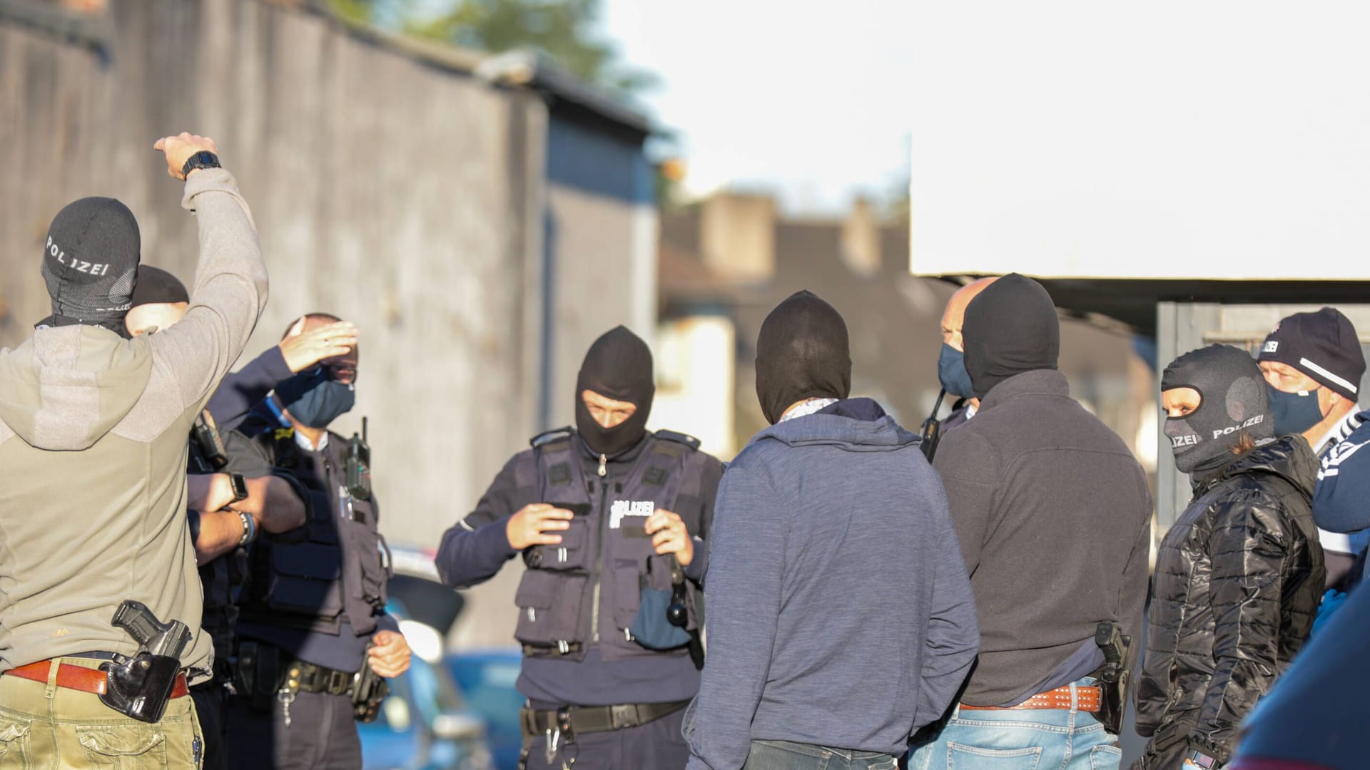 Aktion gegen Clankriminalität (Archivbild): Ermittler haben das organisierte Verbrechen im Visier. Streit gibt es um die Frage, was dazuzurechnen klug ist.