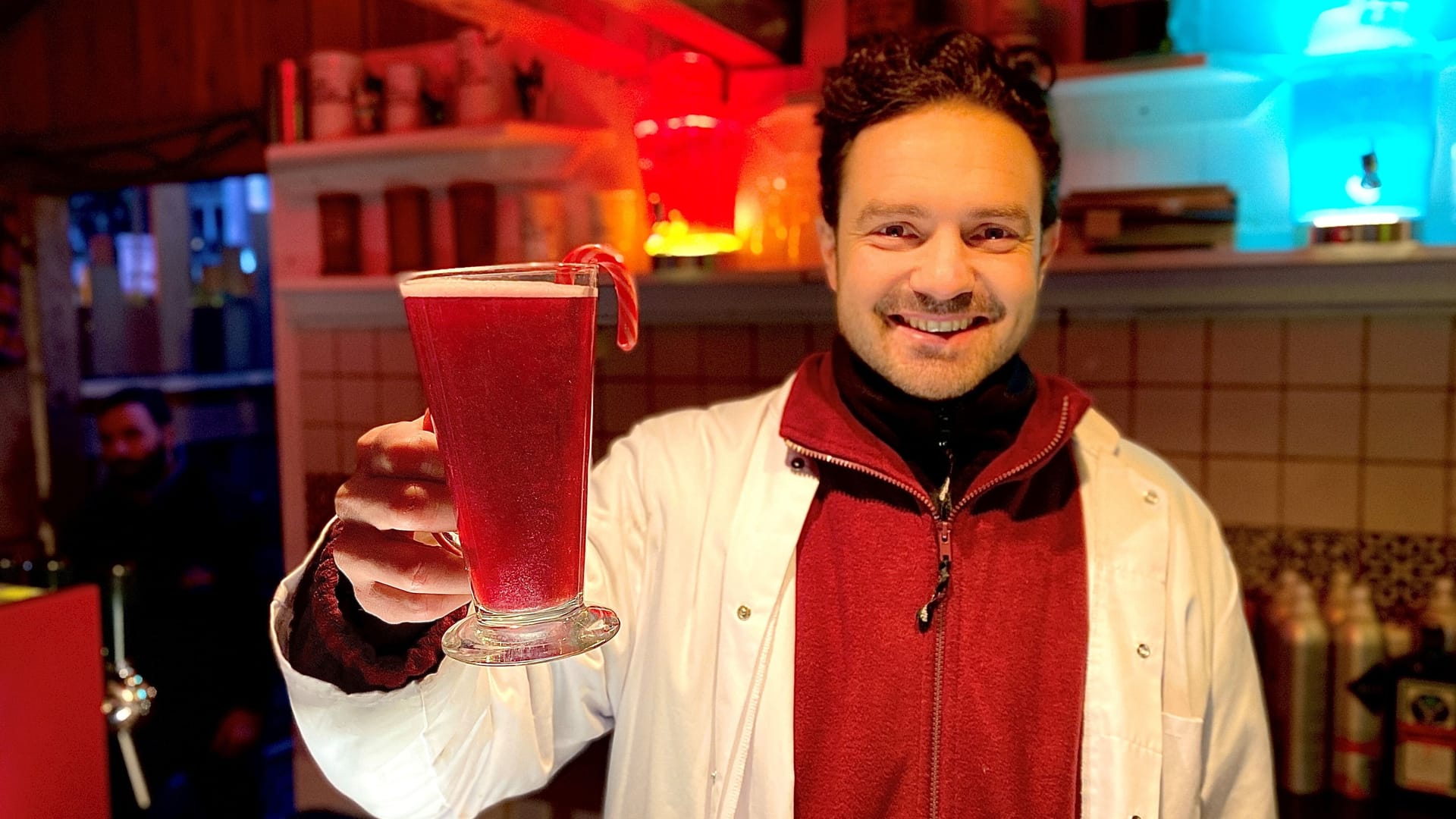 Glühwein-Apotheker und Stand-Chef Jannes mag seinen Glühwein klassisch weihnachtlich gemixt.