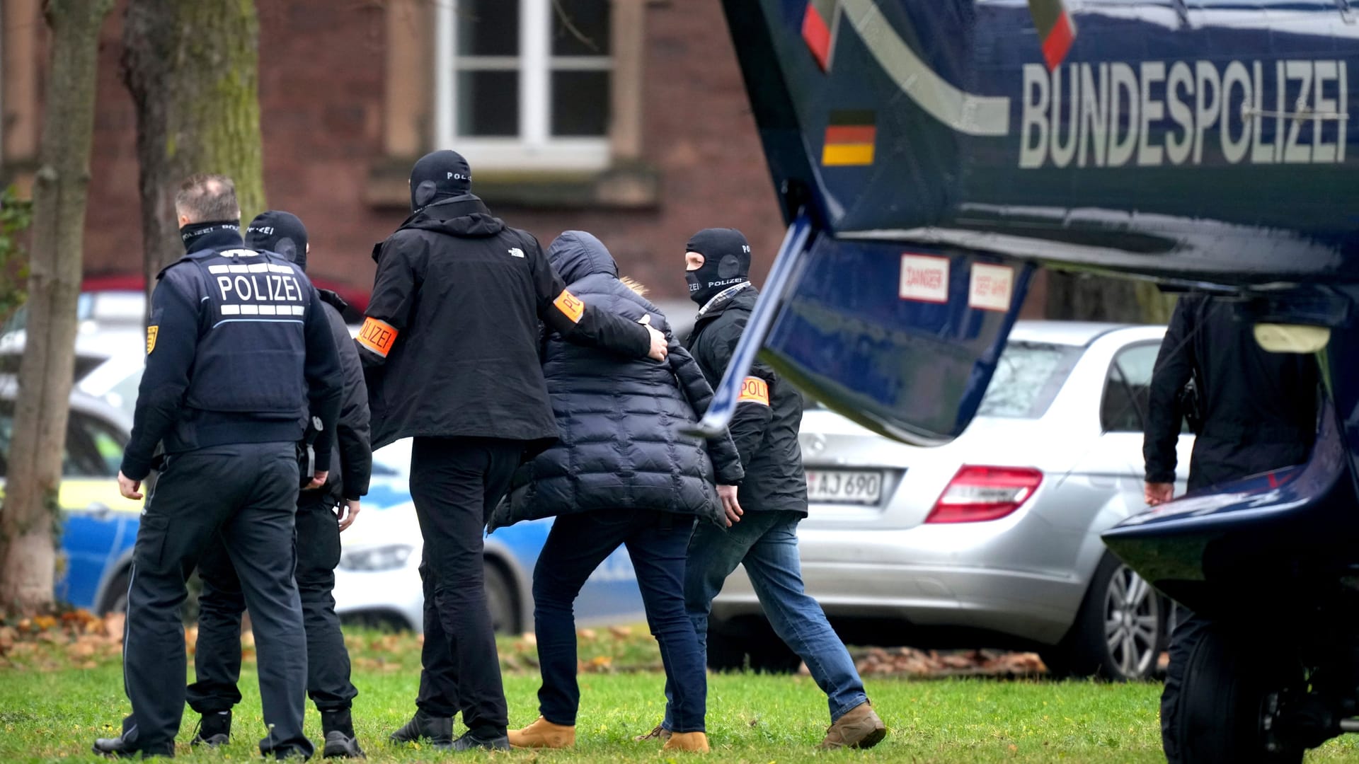 Zum Generalbundesanwalt: Einer der Verdächtigen auf dem Weg vom Polizeihubschrauber. Zum Generalbundesanwalt: Einer der Verdächtigen auf dem Weg vom Polizeihubschrauber.