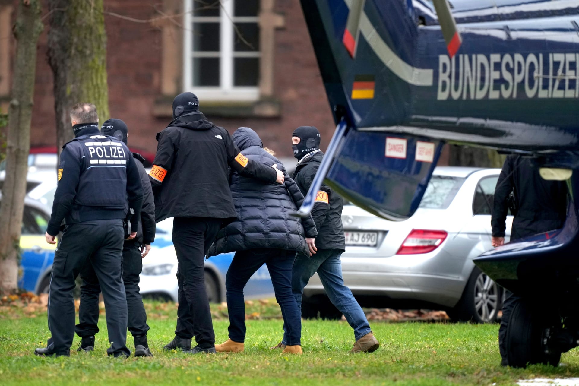 Zum Generalbundesanwalt: Einer der Verdächtigen auf dem Weg vom Polizeihubschrauber.