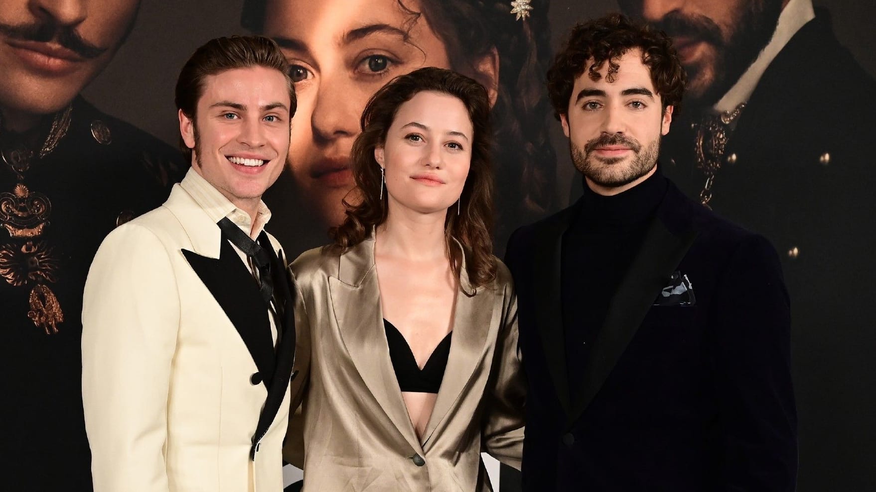 Jannik Schümann, Dominique Devenport und Giovanni Funiati bei der "Sisi"-Premiere in Wien.