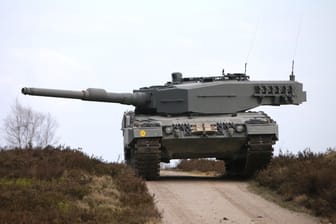 Ein Leopard-Panzer von Kraus-Maffei Wegmann auf einem Truppenübungsplatz. (Archivbild): Die Rufe nach Lieferungen an die Ukraine werden lauter.