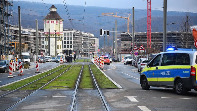 Polizisten sperren den Fundort einer Weltkriegsbombe in Heidelberg ab.