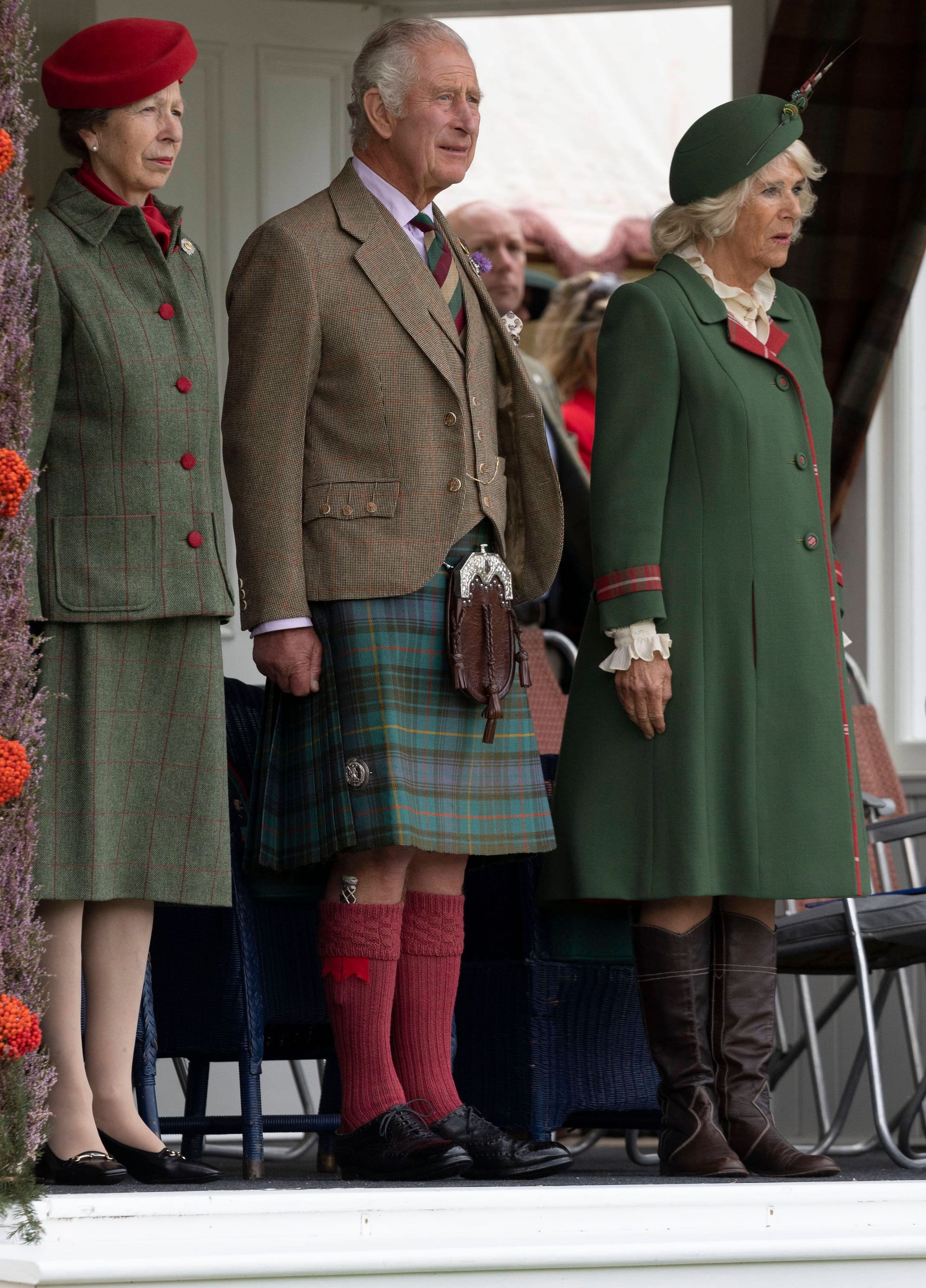 Prinzessin Anne, König Charles und Queen Consort Camilla: Hier stehen sie bei den Braemar Games 2022 auf einem Zuschauerpodest.