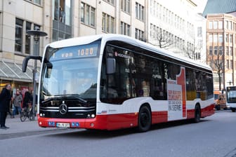 Erster serienreifer Elektrobus am Rathausmarkt (Archivbild): Bis 2030 sollen 1.100 dieser Fahrzeuge durch Hamburg fahren.