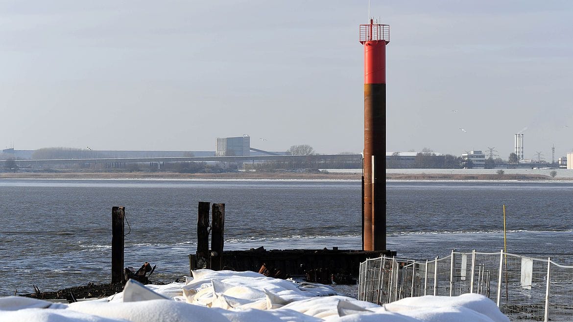 Das neue Leuchtfeuer: Bereits zu Beginn der Arbeiten am abgesackten Molenturm wurde der Stahlträger in die Erde gerammt. Das neue Leuchtfeuer: Bereits zu Beginn der Arbeiten am abgesackten Molenturm wurde der Stahlträger in die Erde gerammt.