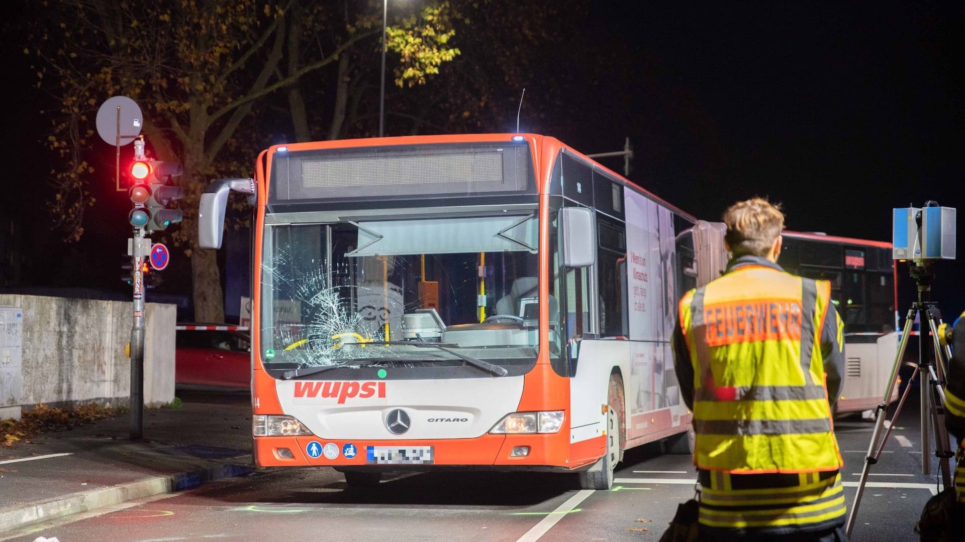 Die Scheibe am Bus ist stark gesplittert: Der Verletzte musste reanimiert werden.