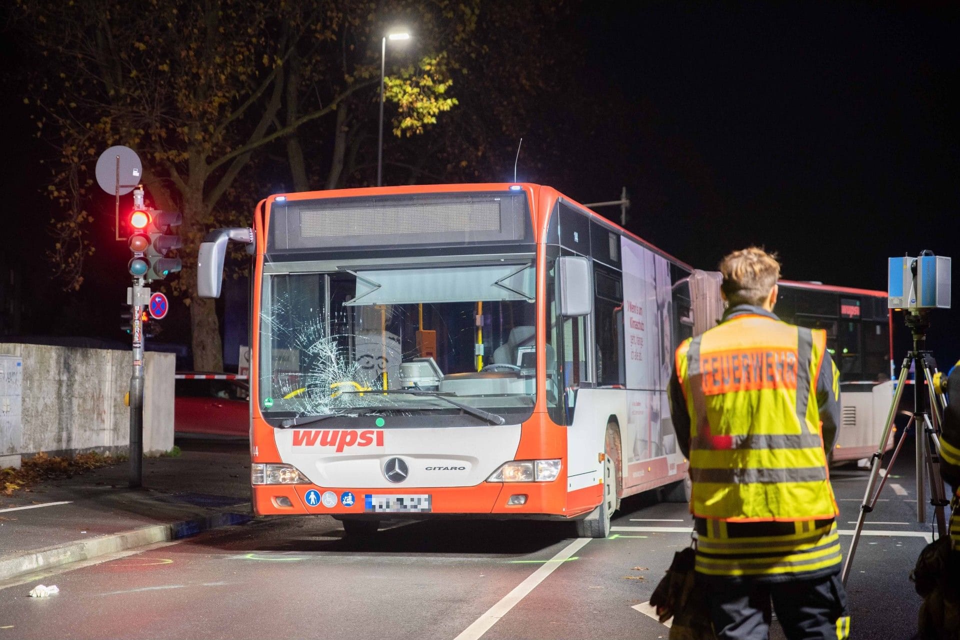 Die Scheibe am Bus ist stark gesplittert: Der Verletzte musste reanimiert werden.