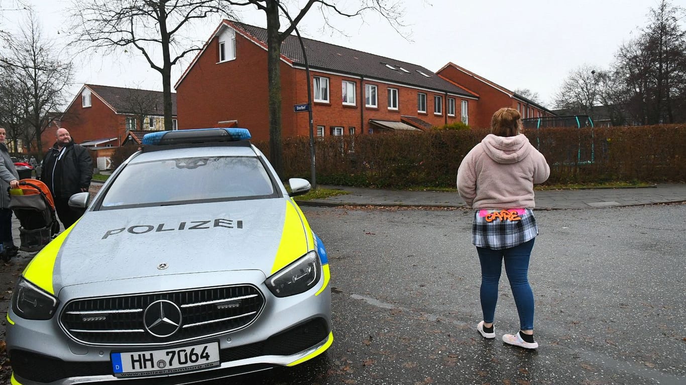 Nach einem Polizeieinsatz in Hamburg-Neuenfelde wurde ein Achtjähriger vermisst.