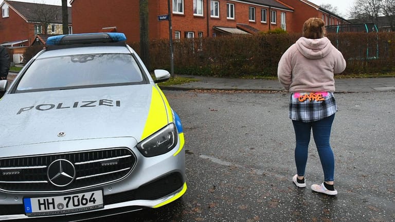 Nach einem Polizeieinsatz in Hamburg-Neuenfelde wurde ein Achtjähriger vermisst.