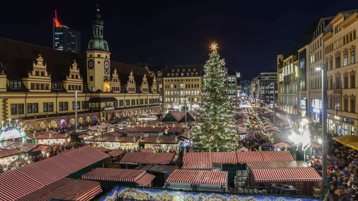 Leipzig im Winter 2022: Zahlreiche Menschen besuchen den Leipziger Weihnachtsmarkt.