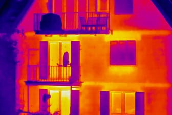 Rot gesehen: Eine Thermographie des eigenen Hauses zeigt Wärmelecks. Für eine korrekte Einschätzung reichen die Bilder allein nicht.
