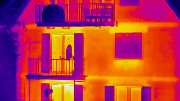 Rot gesehen: Eine Thermographie des eigenen Hauses zeigt Wärmelecks. Für eine korrekte Einschätzung reichen die Bilder allein nicht.