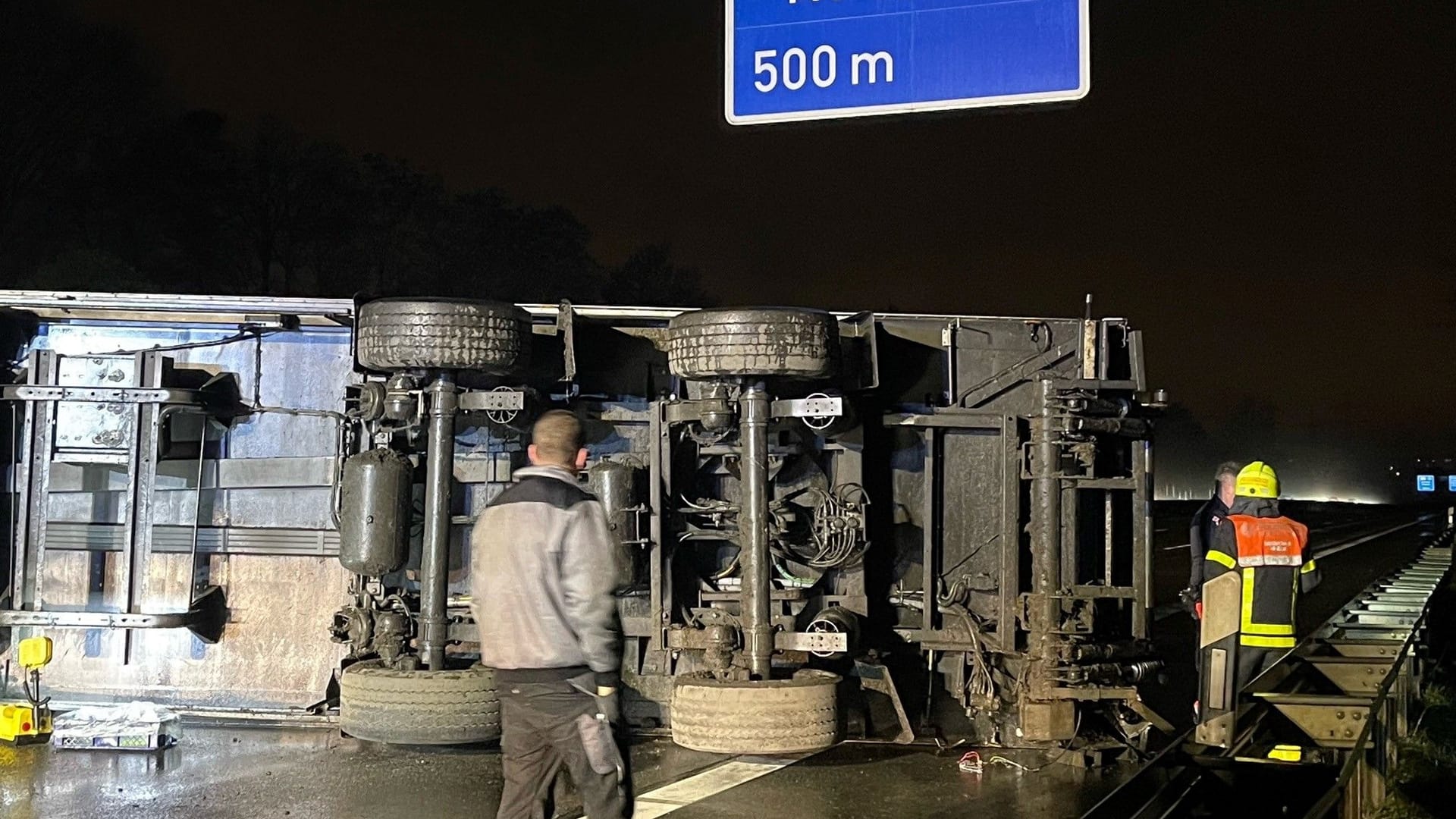 Der umgekippte Lastwagen: Seit dem frühen Morgen war die Autobahn gesperrt.