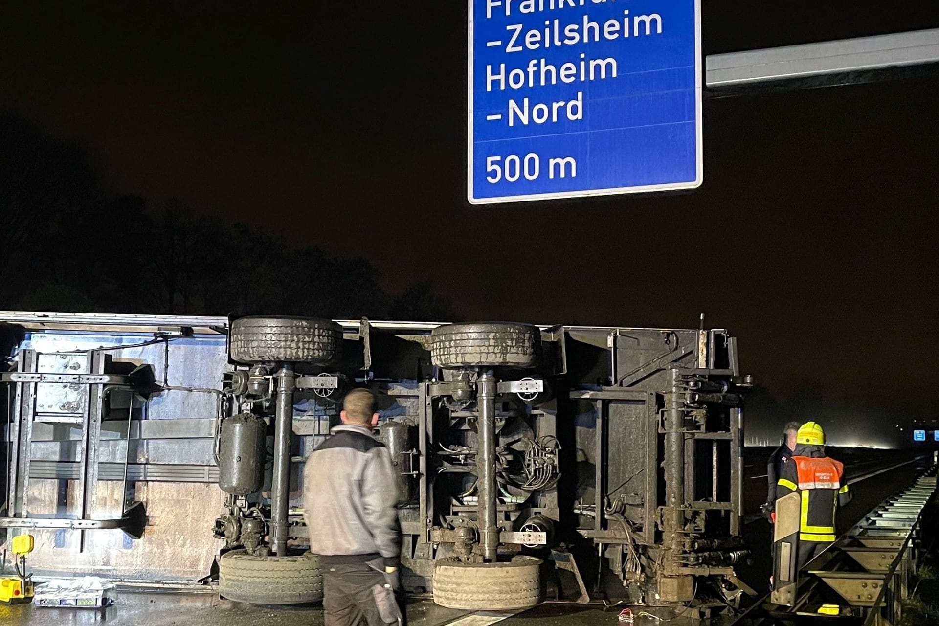 Der umgekippte Lastwagen: Seit dem frühen Morgen war die Autobahn gesperrt.