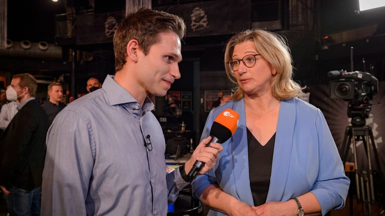 ZDF-Comedian Fabian Köster (links) für die "ZDF heute-show" mit der saarländischen Ministerpräsidentin Anke Rehlinger (SPD).