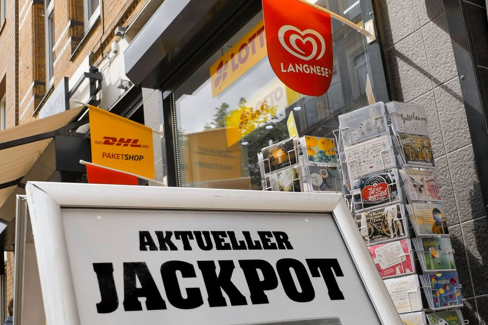 Ein Schild in einem Kiosk in Hannover zeigt den Jackpot an (Symbolbild): Zwei Gewinner wissen möglicherweise noch nichts von ihrem Glück.
